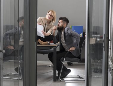 Takım iş başarı. Yeni başlangıç proje modern Office ile çalışan fotoğraf genç iş yöneticilerinin. Belge, planları analiz. Belgeler, belgeler elinde tutan