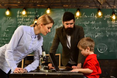 Dijital eğitim online eğitim Internet okul kavramı, kadın öğretmen sınıfta, eğitim ve okul kavram öğrenme insanlar modern teknoloji dizüstü kullanarak portresi,