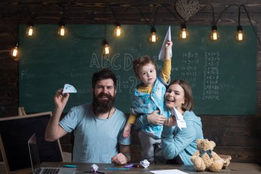 Kavram rüya. Küçük çocuk sınıfta seyahat hakkında rüya. Okulda, kağıt uçaklar katlama aile hayal. Başlangıç planlama hayal kurmayı bırak