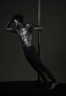 modern sanat yükleme. Pilon üzerinde Gümüş boyalı adam modern sanat.