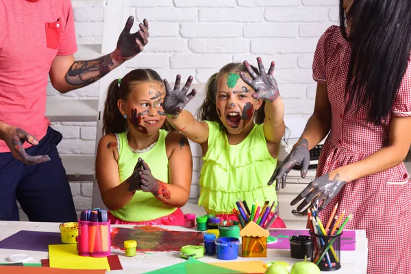 Děti s úsměvem rukama barevné v nátěrových hmotách — Stock fotografie