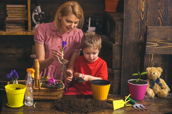 Concepto de amor. Mujer y niño pequeño plantan flores con amor. Crecido con amor. Amar y proteger la naturaleza —  Fotos de Stock