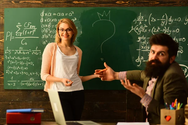 Joli professeur aidant l'élève en classe à l'école primaire, étudiant international faisant des tests individuels en ligne, Tuteur assis à côté du bureau pendant les cours particuliers à la maison , — Photo