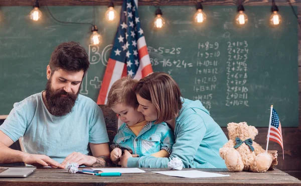 Koncepcja kreatywnych. Człowiek twórczy nauczyciel składania papieru origami dla małego dziecka i kobieta. Kreatywne pomysły i kreatywność. Edukacja musi być twórczy i mocne — Zdjęcie stockowe