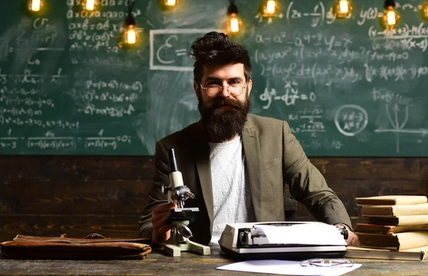 Estudiante internacional haciendo pruebas individuales en línea, Profesor crea sentido de comunidad y pertenencia en el aula, Grandes maestros averiguar lo que hace que los estudiantes interesados y utilizarlo , —  Fotos de Stock