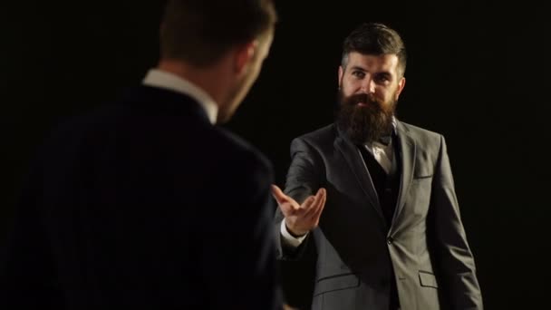 ビジネス コンセプトです。非常にスーツを着た 2 人の男性は感情的に通信します。2 人のビジネスマンの会話. — ストック動画