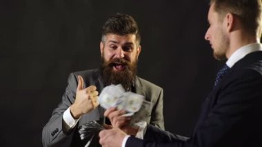 İş kavramı. Seen paradan elbiseli bir adam sürpriz. Bir işadamı para başka bir adam önünde oynayan.