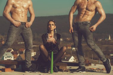 kaslı erkek ve indie kız sopası ile beyzbol oyuncuları