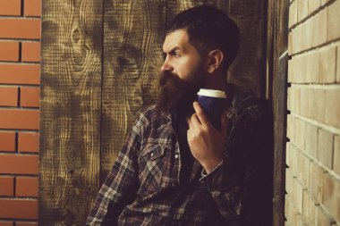 Plastik kap ayakta köşesinde ile ceketli acımasız adam