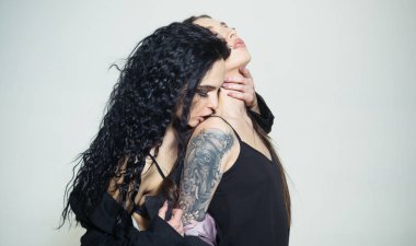 Lezbiyen kavramı. Lezbiyen çift aşık. Şehvetli kadın kiss lezbiyen kız arkadaşı. Lezbiyen ortakları ve ilişkileri. Özgür aşk ruhu