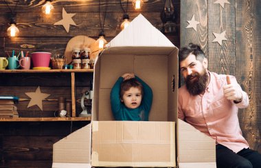 Çocuk jet Pack astronot olmak gibi davran. Babası ile oynayan çocuk. Mutlu baba ve oğlu.
