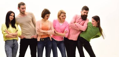 Dürtü kavramı. Gençler boş zaman birlikte neşeli şirket takılıyor geçirmek. Öğrenciler, eğlenceli, beyaz arka plan, izole mutlu arkadaşlarım var. Gençlik, arkadaşları ve hip-kalça yakın duran çiftler