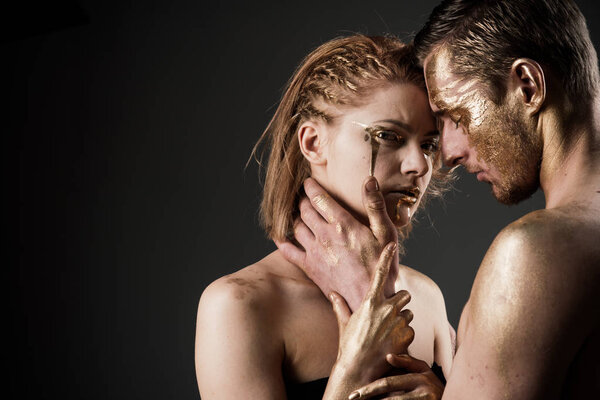 Золотой спа и лечение кожи. Сексуальная пара с золотым макияжем, копировальное пространство. Золотая маска и красота коллагена. 24K Gold. Эротические игры влюблённых пар. Мужские и женские отношения
.