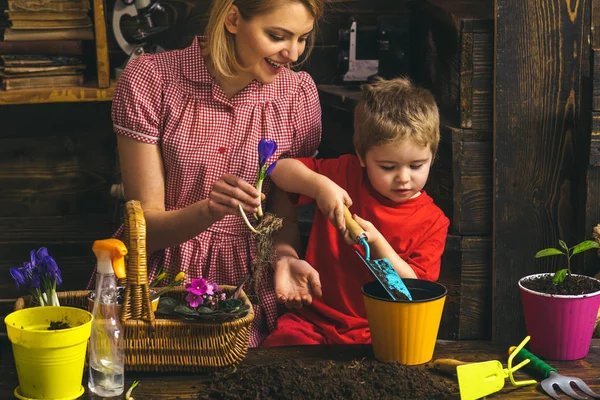 Koncept zahradnictví. Malé dítě pomoc matka výsadbu květin v hrnci s zahradnické nástroje. Ekologické zahradnictví. Zahradnictví je práce srdce — Stock fotografie