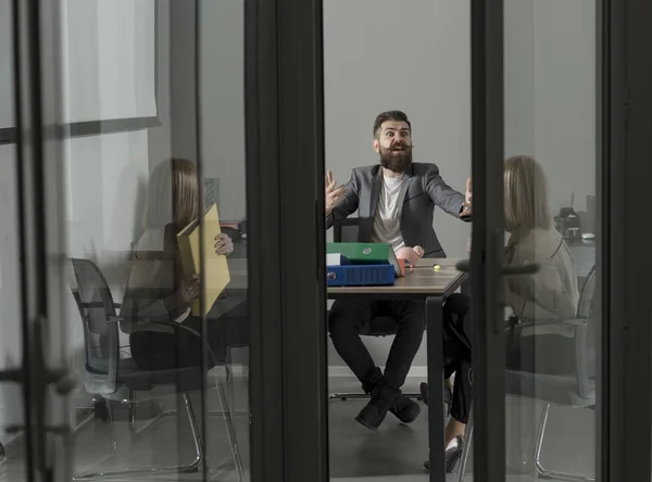 Jefe culpando a empleado por malos resultados, conflicto — Foto de Stock