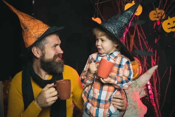 Halloween uomo e bambino in cappello da strega . — Foto Stock