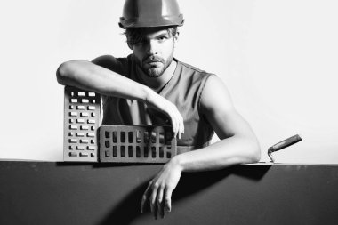 Seksi kaslı erkek yapıcı.