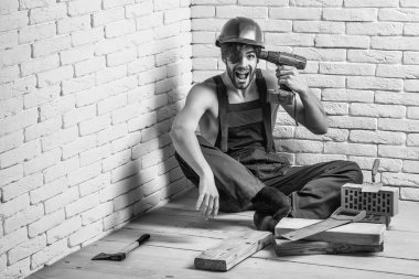 Seksi kaslı erkek yapıcı.