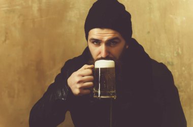 bira ile köpük bardak içme sakallı adam