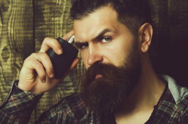 sakallı adam parfüm şişesi holding