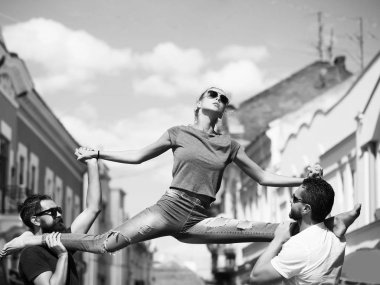 uygun modeli bacak oturan iki adam omuzlarında bölme