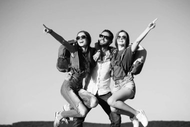 Yaz tatili, Yolculuk tutkusu, seyahat, dostluk ve sevgi, parti ve özgürlük