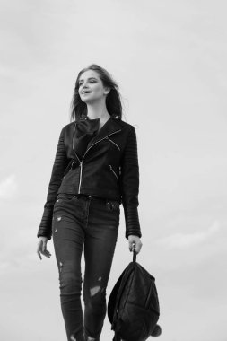 Mavi gökyüzü modelinde moda.