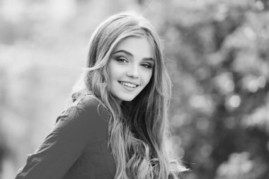 Kız kırmızı bluz.