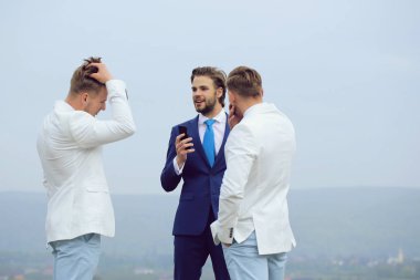 iş insanlar tartışma, iletişim ve toplantı, mavi gökyüzü arka plan üzerinde konuşan telefon ile erkekler