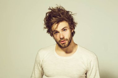 uzun uncombed saçlı uykulu adam sabah uyanmak