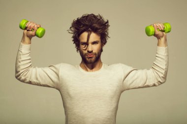 yakışıklı adam sabah egzersiz, barbell ile saç uncombed