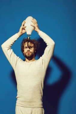 adam bir fikri vardır