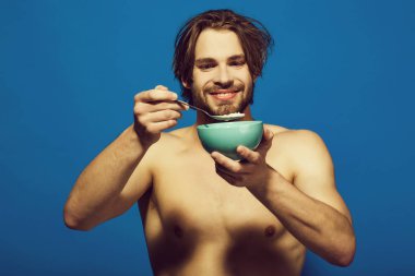 Adam kahvaltı yapıyor.