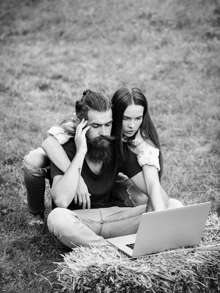 Pár a szerelem használ laptop, a természet — Stock Fotó