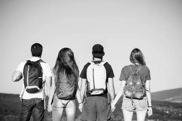 Grup insanlar, kızlar ve erkekler sırt çantaları ile — Stok fotoğraf