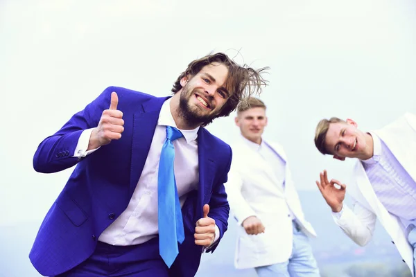 Homem e gêmeos caras em roupa, negócio ágil, sucesso — Fotografia de Stock