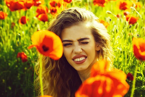 Mulher ou menina feliz no campo da semente de papoula — Fotografia de Stock