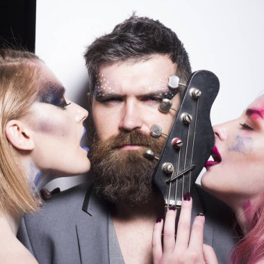 Rock konseri. Rock gitar çal. Rock musicicans gitar ile grup. Hard rock. Müziği seviyorum