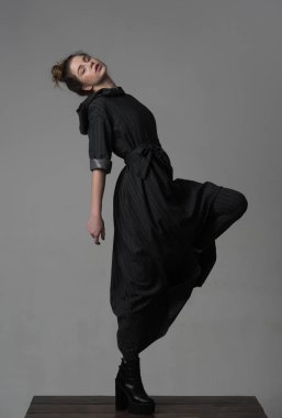 model okul. güzel kadın modeli okulda. model okul eğitimi. Bu okul bir model yapacaktır. Moda insanlar olmadan bir şey değil