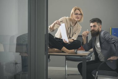 iş çifti modern ofis projesinde birlikte çalışıyor.