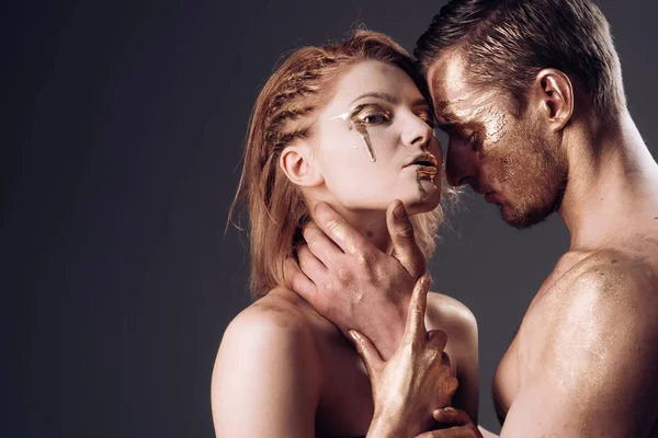 Conceito erótico. erótica com casal tendo corpo dourado e tocando uns nos outros, espaço de cópia . — Fotografia de Stock