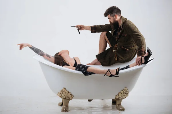 Концепция салона. Салон красоты. Бородатый мужчина и женщина отдыхают в ванне, спа-салон. Салон, который дает вам стиль — стоковое фото