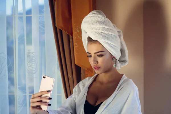 Selfie, 스파 후 복용 하는 머리에 수건으로 소녀 — 스톡 사진
