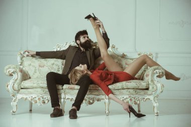 patron onun secertary ile. Patron office ilişkisi ile seksi kadın vardır. Patron ve çalışan bir kavram. sakallı adam patron play seks oyunları ile şık iş kadını. Acil bir iş toplantı