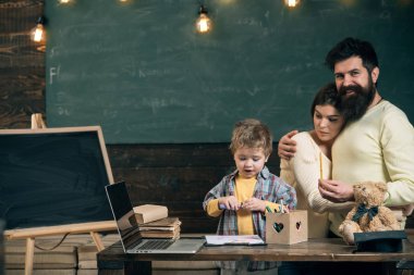 Eğitim kavramı. Küçük çocuk erkek ve kadın sınıf ile çizim öğrenir. Okul eğitim ve öğrenme. Eğitim bizim işimizdir