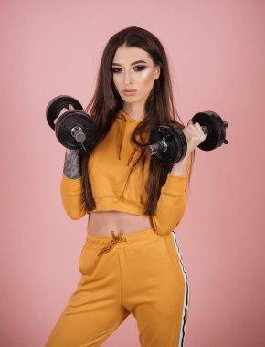 enerji. ellerde yanma hissediyorum. enerji ve güç. spor kadın enerji dolu. o enerji eğitim için vardır.