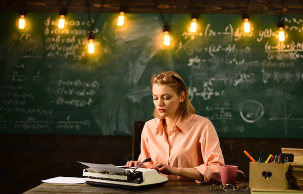 De vuelta a la escuela y a la educación en casa. Esperando inspiración. Literatura y gramática. Nueva tecnología en la escuela moderna. Investigación privada de detectives. Mujer escribir novela de historia de amor en redacción . —  Fotos de Stock