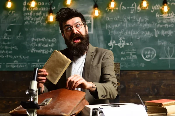 Profesor moderno hipster escritura en pizarra grande con fórmula matemática, concepto de E-Learning con el estudiante sosteniendo su computadora portátil moderna , —  Fotos de Stock