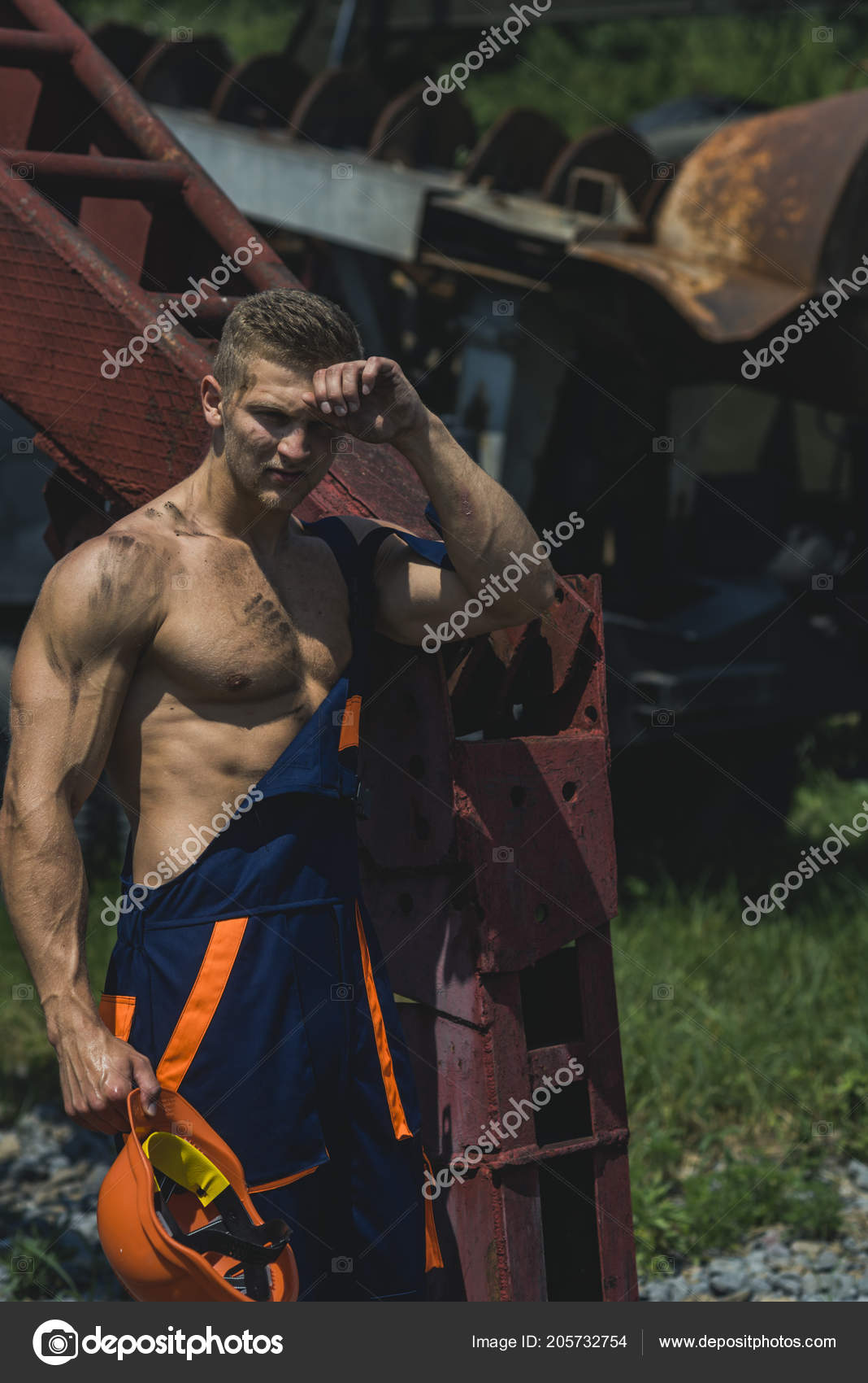 Hardtarbeidende konsept. Hardtarbeidende mann svett og sliten. Arbeidende  arbeidstaker hviler etter jobb. Hardarbeid er nøkkelen til suksess. Trøtt  etter lang dag – stockfoto © Tverdohlib.com #205732754, image size:1068x1700