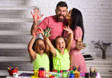 Kızlar renkli boyalar ile çizim